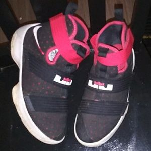 Kids size 4 Lebron soldier 10